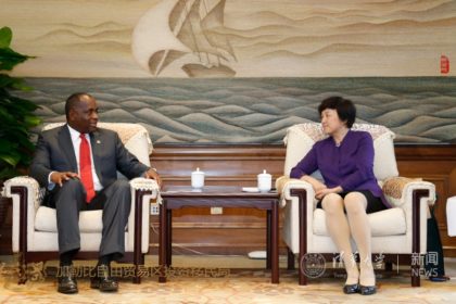 多米尼克国总理罗斯福到访清华大学并慰问多在